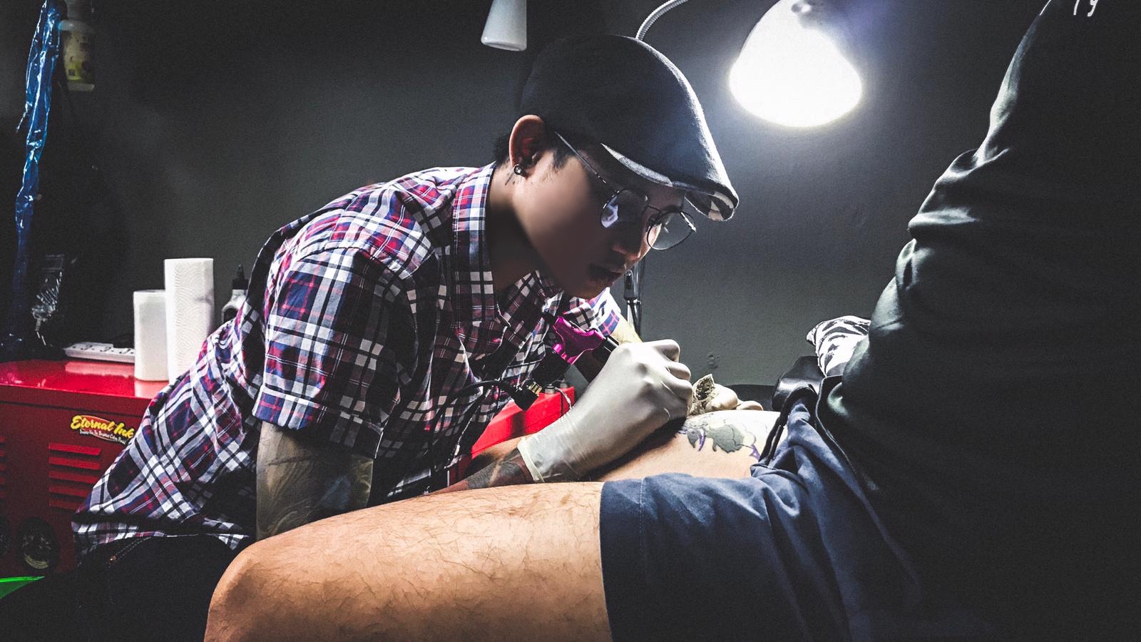 Having Just One Eye Makes Me Focus Better": This Blind Tattoo Artist Creates Impressively Intricate Tattoos